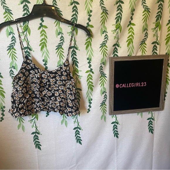 Brandy Melville Flower Short Shirt C2 - Picture 3 of 5